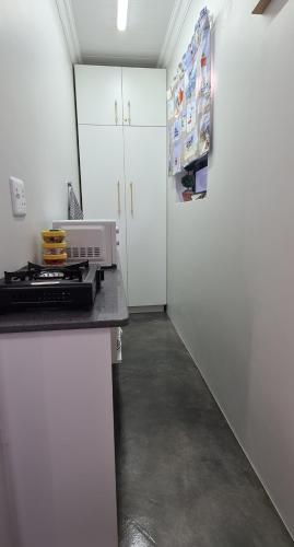 Η κουζίνα ή μικρή κουζίνα στο Villa Dubaai