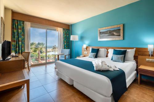 Postel nebo postele na pokoji v ubytování Elba Carlota Beach & Golf Resort