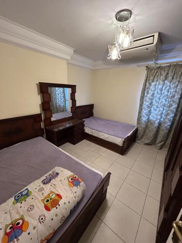 um quarto com 2 camas e um espelho em شقة فندقية no Cairo