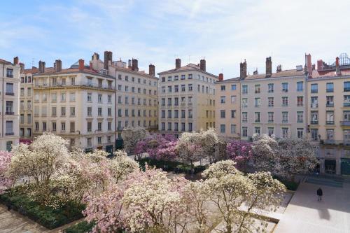un groupe de bâtiments dans une ville arborée dans l'établissement Hotel du Théatre, à Lyon