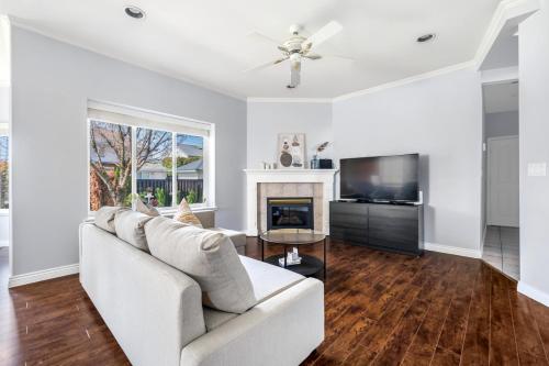 Cozy 4BR/3.5BA Home in Surrey Vibrant Neighborhood