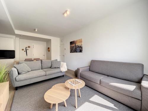 uma sala de estar com dois sofás e uma mesa em Cosy Apartment Brussels - Avenue Louise em Bruxelas