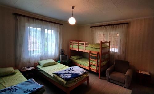 Vila Radenković emeletes ágyai egy szobában