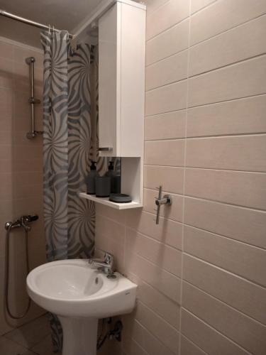 ein Badezimmer mit einem Waschbecken, einem WC und einem Spiegel in der Unterkunft Castello in Trebinje