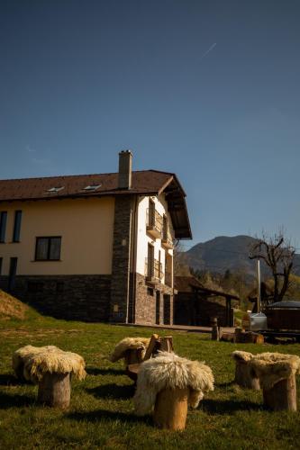 O vedere generală la munți sau o vedere la munte luată de la această pensiune