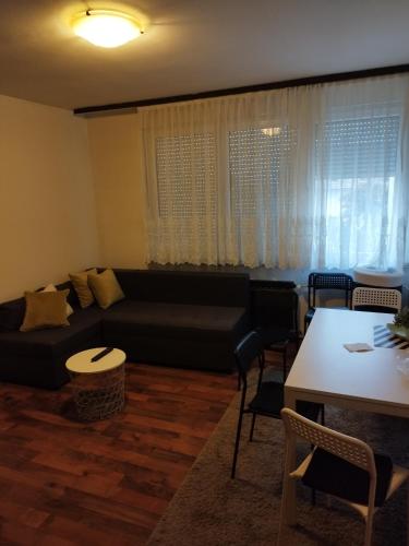 uma sala de estar com um sofá e uma mesa em dnevni najam Gajnice em Zagreb