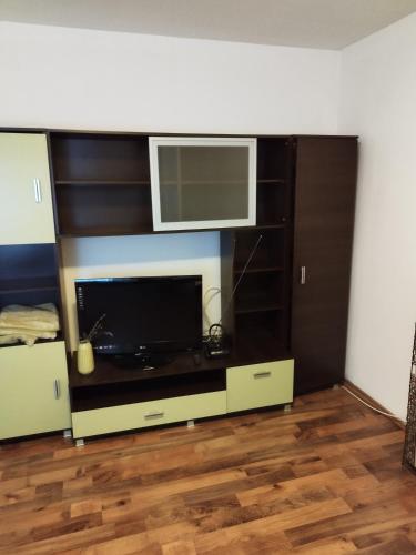 salon z telewizorem i stanowiskiem telewizyjnym w obiekcie dnevni najam Gajnice w Zagrzebiu