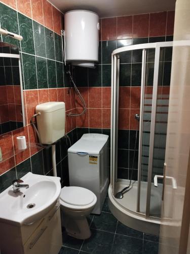uma casa de banho com um WC, um chuveiro e um lavatório. em dnevni najam Gajnice em Zagreb