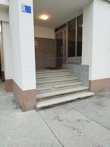 budynek ze schodami przed budynkiem w obiekcie dnevni najam Gajnice w Zagrzebiu