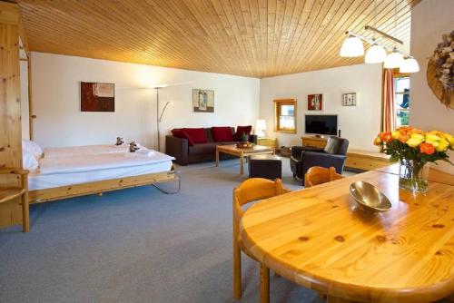 Postel nebo postele na pokoji v ubytování Apartment Schweizerhof 242 Lenzerheide
