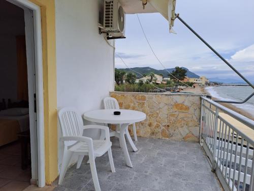 Gallery image of Seaside Studios in Mesongi