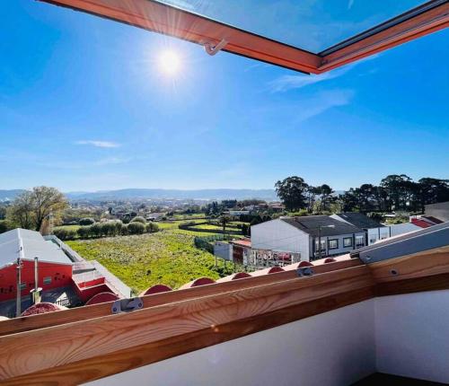 Blick auf einen Bauernhof aus dem Fenster eines Hauses in der Unterkunft Artabra Infinita Petit Home in Ferrol