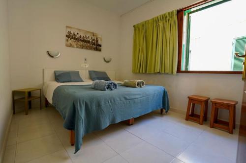 um quarto com uma cama e uma grande janela em Stylish apartment with stunning sea view. em Maspalomas