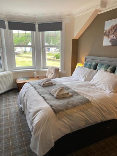 1 dormitorio con 1 cama grande y 2 toallas. en No 4 Portpatrick B&B, en Portpatrick