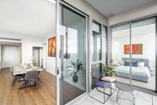 sala de estar con mesa y dormitorio en Multi Million River View 3BD Penthouse at SouthBank en Brisbane