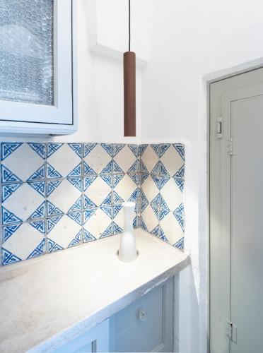 a kitchen with blue and white tiles on the wall at Masseria Alchimia in Fasano