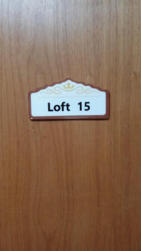a sign on a door that says left at Edifício Master in Cascavel