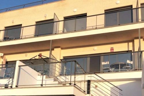 Elle offre une vue sur l'extérieur d'un bâtiment doté d'un balcon. dans l'établissement Сhalé nuevo/Vistas fantásticas, à Faro de Cullera