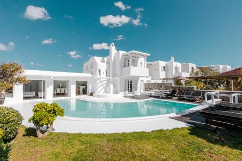 duża biała rezydencja z basenem w obiekcie Mykonian Atmosphere w mieście Kalo Livadi