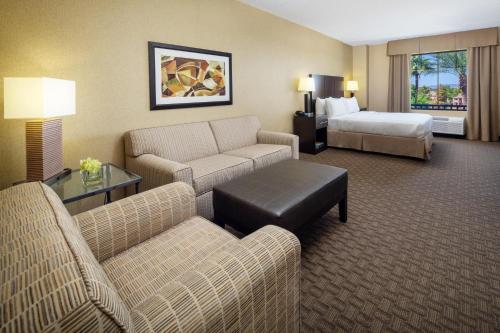 Posezení v ubytování Holiday Inn Phoenix/Chandler by IHG