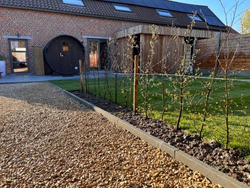 einen Zaun vor einem Haus mit Garten in der Unterkunft Pause Cachée in Walhain-Saint-Paul