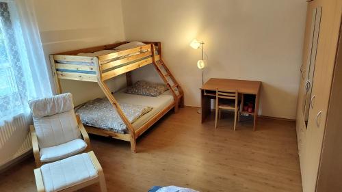 Cette petite chambre comprend des lits superposés et un bureau. dans l'établissement Frýdlant nad Ostravicí - Pržno čp 56, à Frýdlant nad Ostravicí