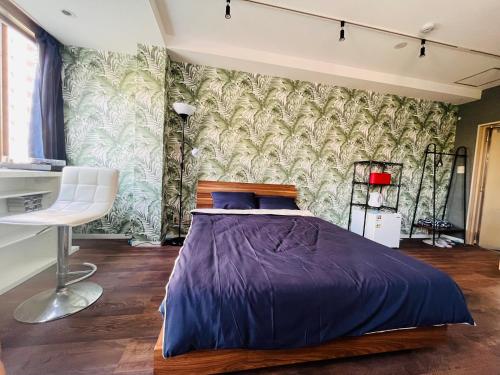um quarto com uma cama com uma colcha roxa em 301门前仲町两分钟步行 全新宽敞公寓 两条地铁直达新宿东京上野 em Tóquio