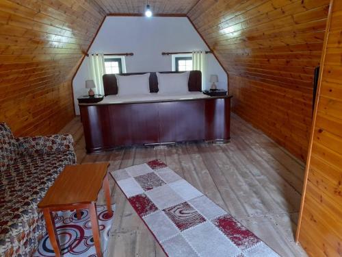 Habitación con cama, sofá y mesa. en Bujtina Ahmetaj en Valbonë