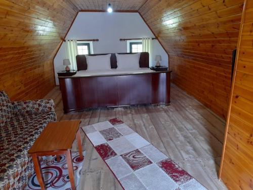 斑博納的住宿－Bujtina Ahmetaj，客房设有床、沙发和桌子。