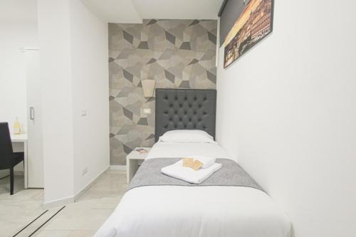 een slaapkamer met 2 bedden en een bureau bij Hotel Terrazza Magenta in Rome