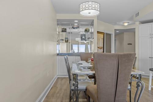 comedor y cocina con mesa y sillas en Yacht Club Dream condo, en Beaufort