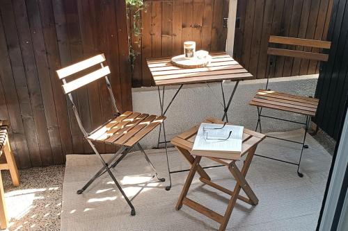 Plitvice Green Apartment في بليتفيتْشكا ييزيرا: كرسيين وطاولة عليها كوب قهوة