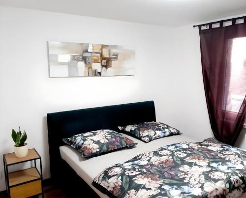 1 dormitorio con 1 cama con 2 almohadas en Štýlový apartmán v Šamoríne, en Šamorín