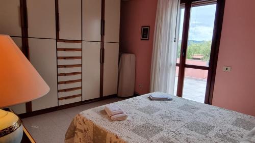 - une chambre avec une table et 2 serviettes dans l'établissement La casa delle rose, à Su Forti