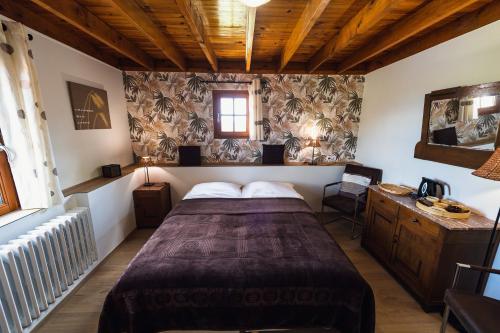 une chambre avec un grand lit et une fenêtre dans l'établissement Maison d'Hôte la Grange aux Ayres, à Olloix