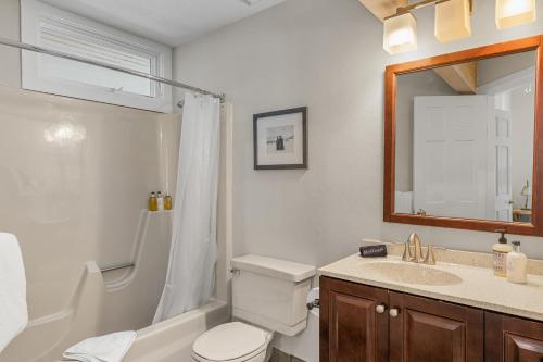 uma casa de banho com um WC, um lavatório e um espelho. em West Willow 5 em Telluride