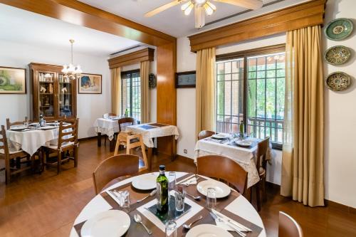 Un restaurante u otro lugar para comer en Hotel Riad Arruzafa