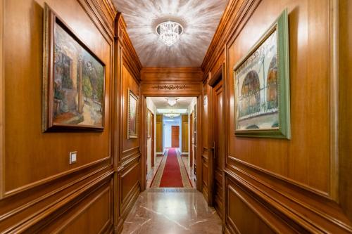 a hallway with wood paneling and a ceiling at Hotel Riad Arruzafa in Córdoba
