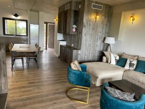 salon z kanapą i stołem w obiekcie A0 Magnifique Appt 6 personnes Lofts de St Lucie w mieście Zonza