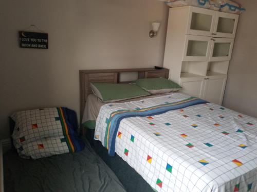 1 dormitorio con cama y estante para libros en Private Room AIR BNB, en Peterborough