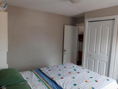 1 dormitorio con cama y puerta blanca en Private Room AIR BNB, en Peterborough