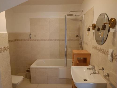 łazienka z wanną, umywalką i toaletą w obiekcie Apartament Miedzy Strumykami Karpacz w mieście Karpacz