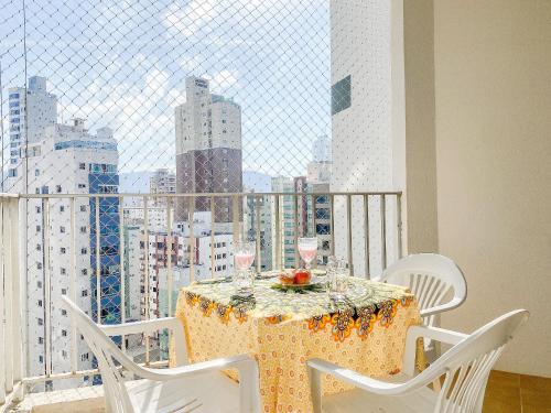 d'une table et de chaises sur un balcon avec vue sur la ville. dans l'établissement PRG111 - 4 Dorm, Climatizado, Próx a Av. Brasil, à Balneário Camboriú