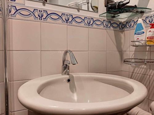 een wit bad met een kraan in de badkamer bij Ospitaci Appartamenti San Salvatore in Foligno