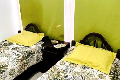 deux lits côte à côte dans une pièce dans l'établissement Cálido Loft con pileta cerca del centro., à Villa Carlos Paz