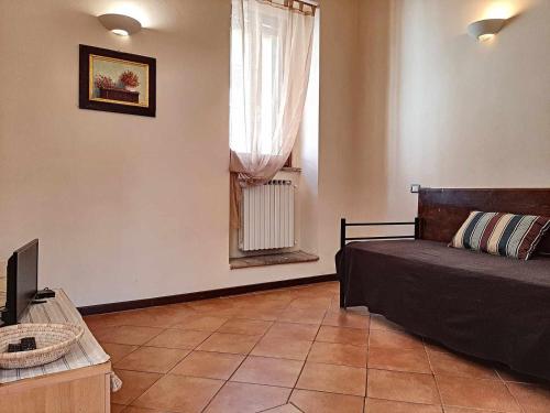 a bedroom with a bed and a window at Ospitaci Appartamenti San Salvatore in Foligno