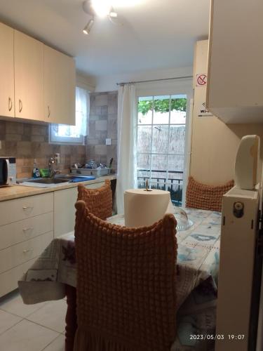 Cucina o angolo cottura di Antonia family house near Airport