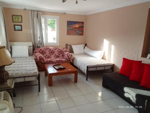 een woonkamer met een bank en een tafel bij Antonia family house near Airport in Porto Rafti