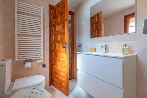 bagno con servizi igienici, lavandino e specchio di AF-3 Calella de Palafrugell 8 Pax a Calella de Palafrugell