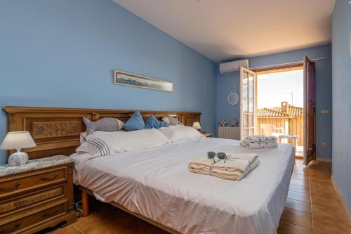 una camera da letto con un grande letto bianco e pareti blu di AF-3 Calella de Palafrugell 8 Pax a Calella de Palafrugell